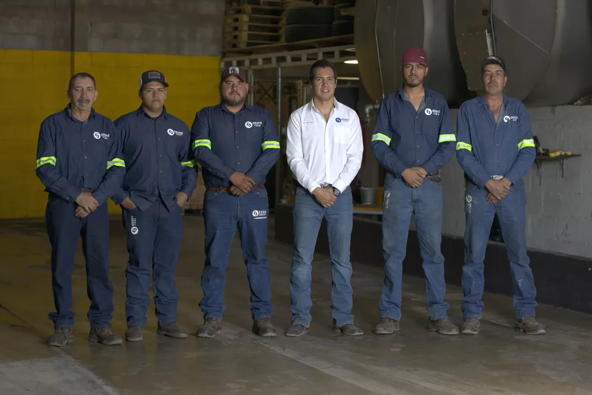 Equipo operativo de Grupo TESA uniformado en las instalaciones de la empresa en Chihuahua.