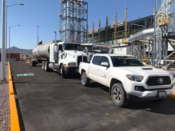 Camión de recolección de residuos peligrosos en una planta industrial.
