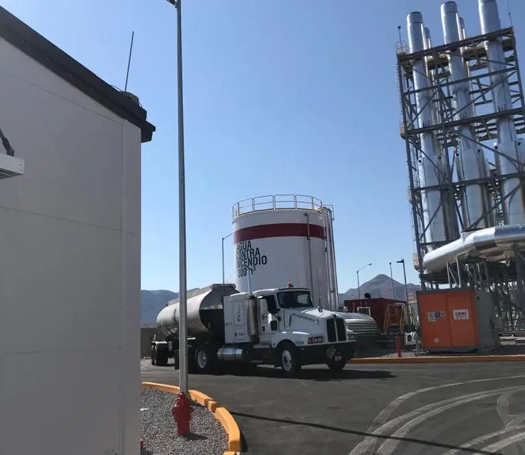 Camión cisterna de Grupo TESA en operación dentro de una planta industrial para recolección de residuos peligrosos.