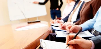 Sesión de asesoría ambiental en Grupo TESA sobre gestión de residuos peligrosos y normativas ambientales.